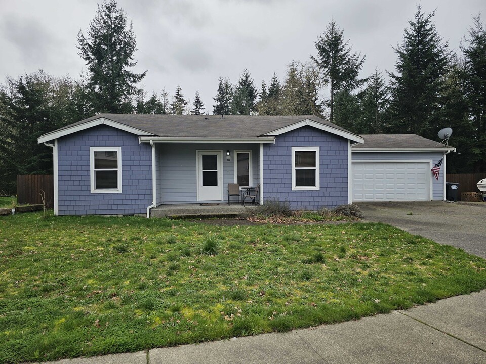 511 Karen Ct SE in Rainier, WA - Building Photo