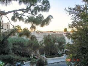 5330 Zelzah Ave, Unit 8 in Encino, CA - Foto de edificio - Building Photo