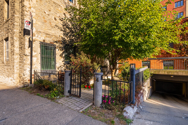 94 Sainte-Thérèse Rue in Montréal, QC - Building Photo - Building Photo