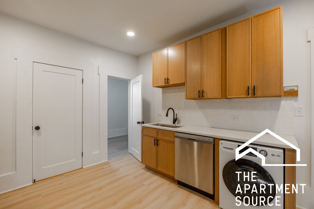 2301 N Leavitt St, Unit 1 in Chicago, IL - Building Photo