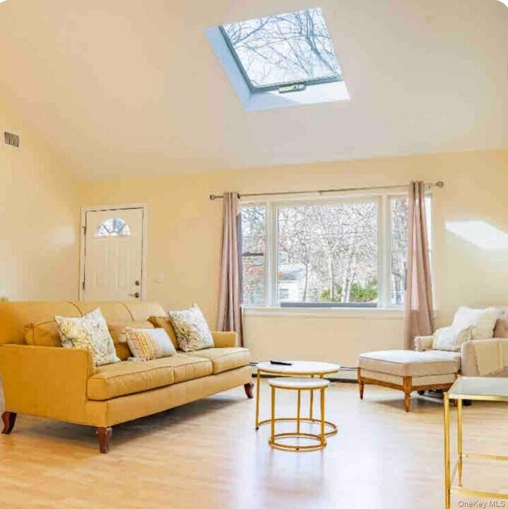 40 Kyle Rd in Hampton Bays, NY - Building Photo