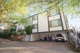 2903-2909 SE Pine St in Portland, OR - Building Photo