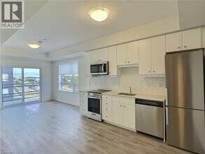 243 Northfield Dr E in Waterloo, ON - Building Photo - Building Photo