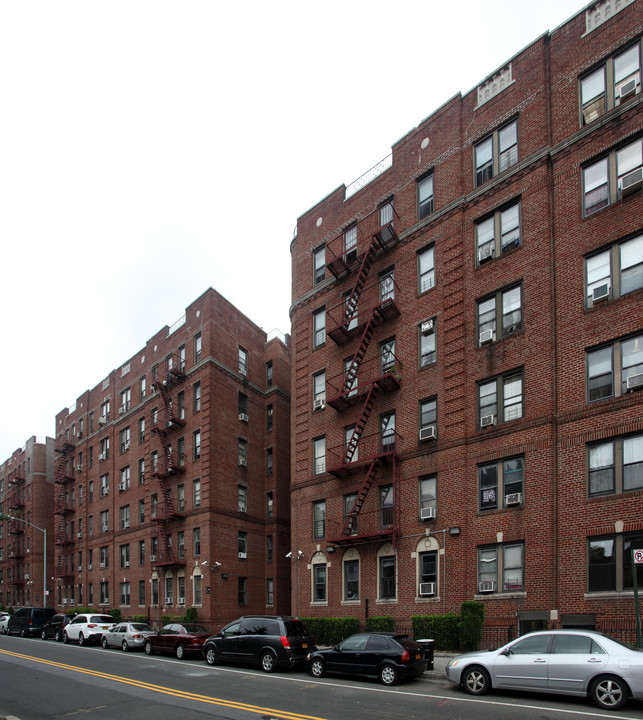 40-35 Hampton St in Jackson Heights, NY - Foto de edificio