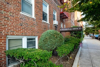 Saunders Court in Rego Park, NY - Building Photo - Building Photo