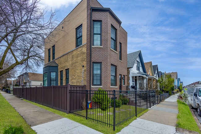 3033 W Diversey Ave in Chicago, IL - Building Photo - Building Photo