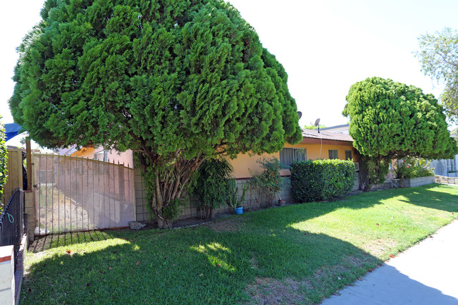 200 E Leatrice Ln in Anaheim, CA - Building Photo - Building Photo