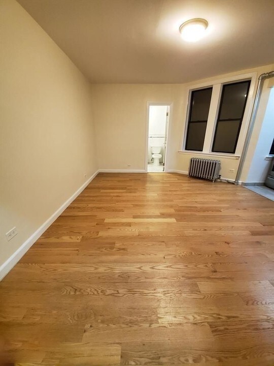 218 W 10th St in New York, NY - Building Photo