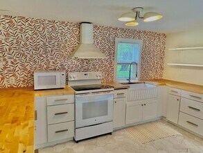 52 Old Dennett Rd in Kittery, ME - Building Photo - Building Photo