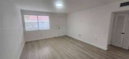 111 NW 152nd St in Miami, FL - Building Photo - Building Photo
