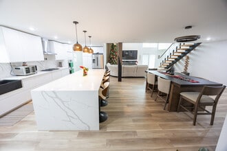 7980 Royal Ave in Zionsville, IN - Foto de edificio - Building Photo