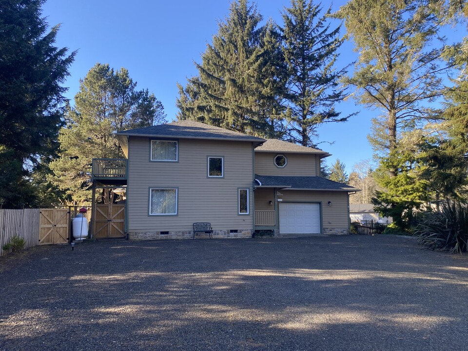 799 Copalis Ave NE in Ocean Shores, WA - Building Photo