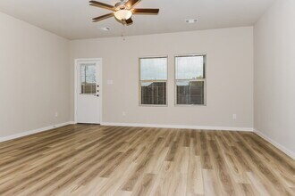 1212 Green Timber Dr in Heartland, TX - Building Photo - Building Photo