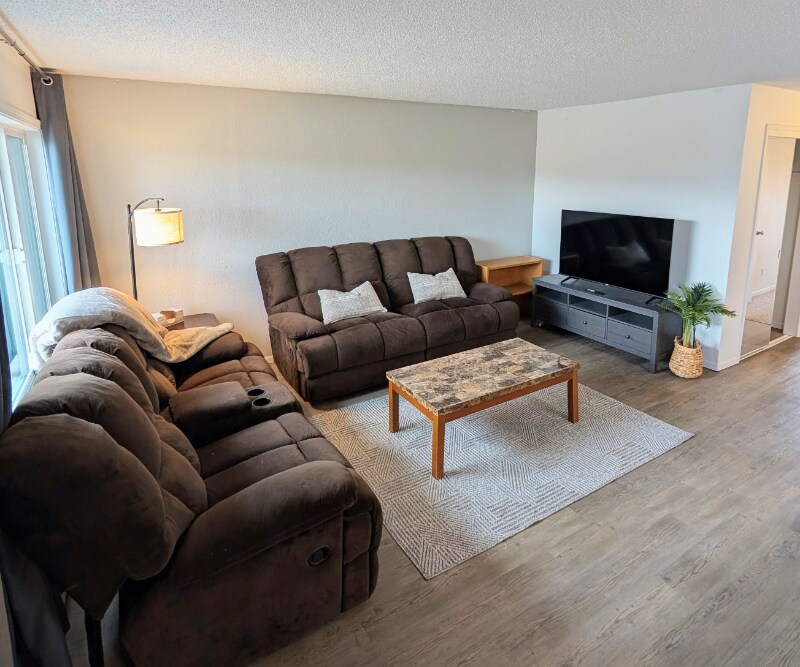 1009 W 30th Ave in Anchorage, AK - Building Photo