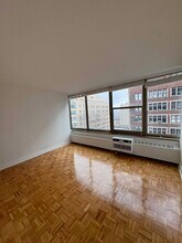 360 W Wellington Ave, Unit 13B in Chicago, IL - Foto de edificio - Building Photo