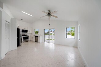 2042 NW 184th Way in Pembroke Pines, FL - Foto de edificio - Building Photo