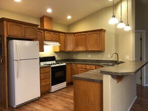 669 W Ellendale Ave in Dallas, OR - Building Photo - Building Photo