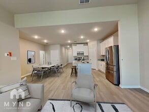 6815 Titan Pk in Converse, TX - Foto de edificio - Building Photo