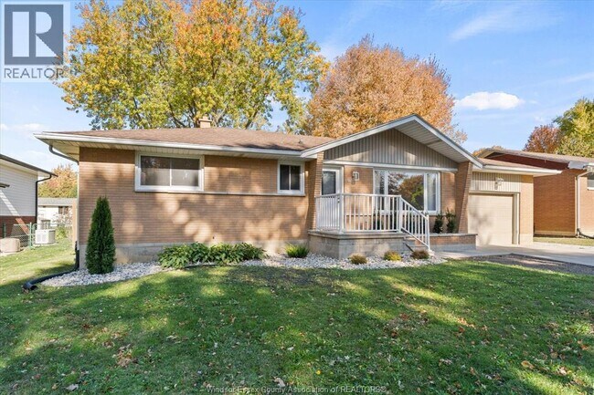 98 Commissioner Dr in Kingsville, ON - Building Photo - Building Photo