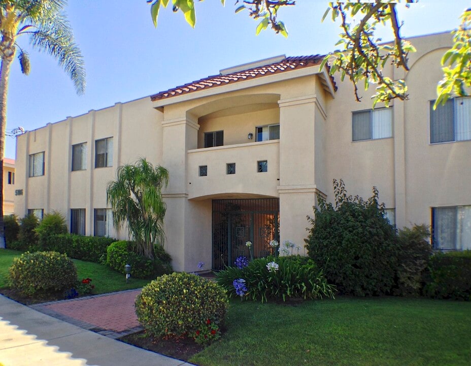 Valli Hacienda in Van Nuys, CA - Foto de edificio