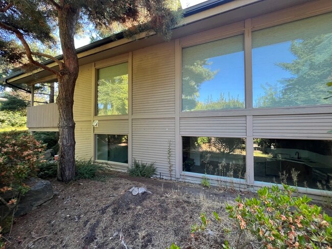 4204 85th Ave SE in Mercer Island, WA - Building Photo - Building Photo