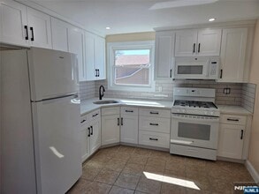 14 Chestnut St in Elmwood Park, NJ - Building Photo - Building Photo