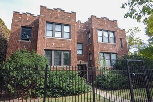 3301 N Harding Ave in Chicago, IL - Building Photo