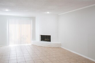 8325 Ariel St in Houston, TX - Building Photo - Building Photo