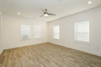 2003 E Overton Rd in Dallas, TX - Foto de edificio - Building Photo