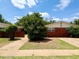 2423 22nd Pl in Lubbock, TX - Building Photo