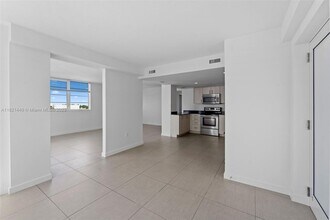 910 West Ave, Unit 738 in Miami Beach, FL - Building Photo - Building Photo
