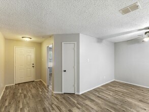 8212 Canoe Ridge Ln, Unit 4 in Denton, TX - Building Photo - Building Photo