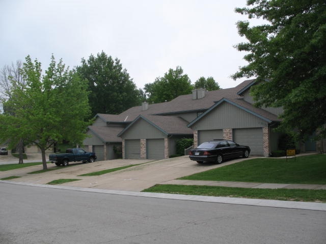 Elgin Park Townhome in Lee's Summit, MO - Building Photo