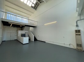 6221 Hollis St in Emeryville, CA - Building Photo