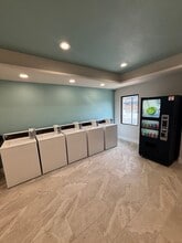 Valencia Apartments in Harlingen, TX - Foto de edificio - Building Photo