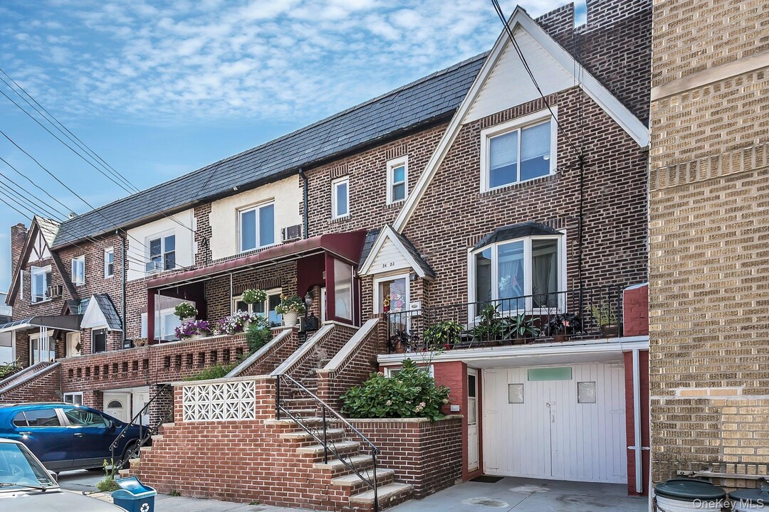 24-53-53 32nd St in Queens, NY - Foto de edificio