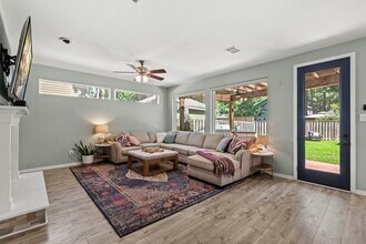 31 Treescape Cir in The Woodlands, TX - Foto de edificio - Building Photo