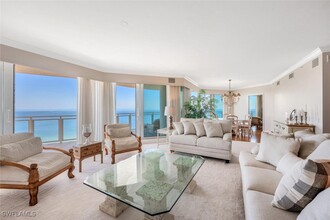 8231 Bay Colony Dr in Naples, FL - Building Photo - Building Photo