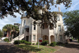 318 E Gaston St in Savannah, GA - Building Photo - Building Photo