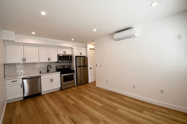 10855 Morrison St in Los Angeles, CA - Building Photo - Building Photo