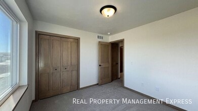 Modern 3 Bed 2.5 Bath Townhome Located in in Sioux Falls, SD - Building Photo - Building Photo