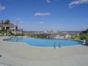 459 Pinnacle Way in Ludlow, KY - Building Photo - Building Photo