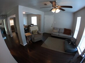 404 Manuel Dr in College Station, TX - Building Photo - Building Photo