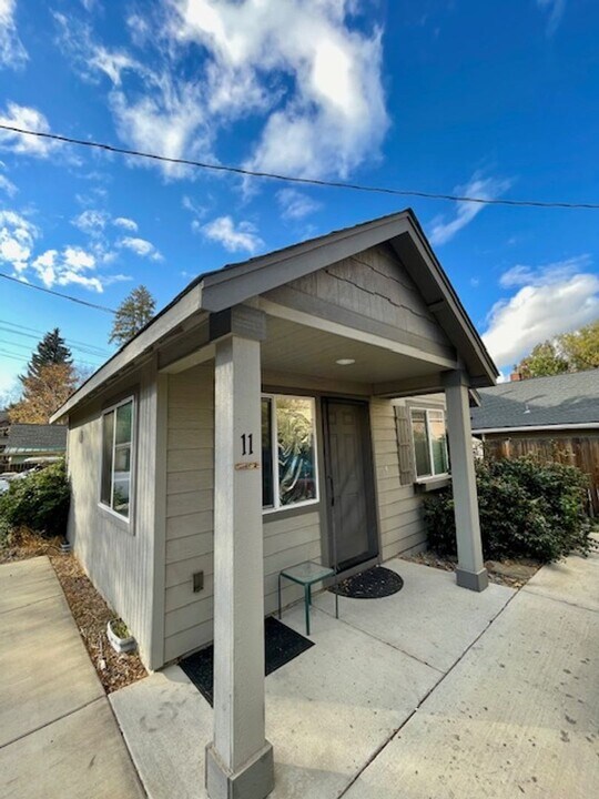 11 NW Hixon Ave in Bend, OR - Building Photo