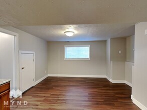 4990 Muirkirk Rd in West Jordan, UT - Foto de edificio - Building Photo