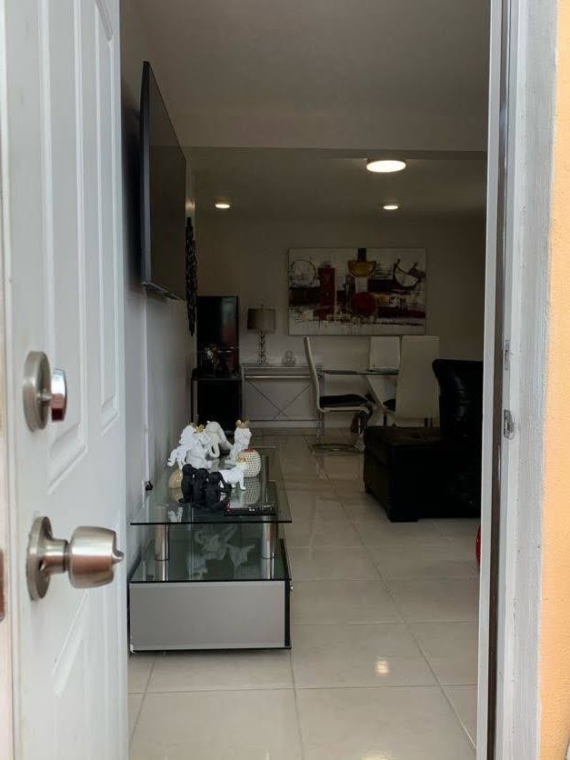 372 NE 162nd St, Unit 1 in Miami, FL - Building Photo - Building Photo