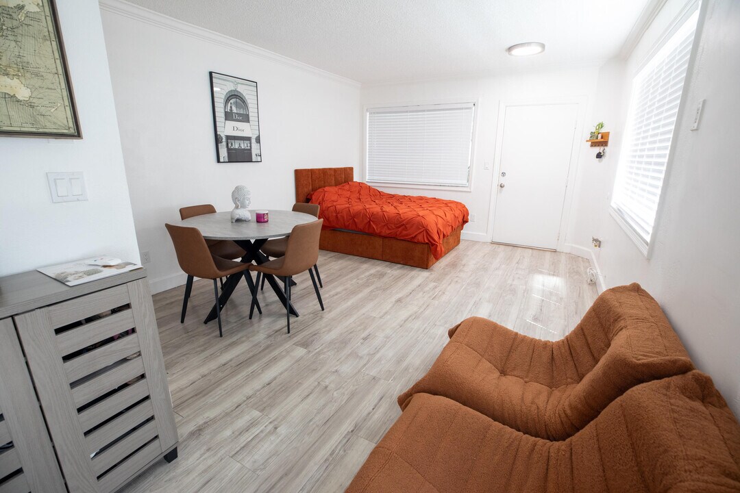 740 11th St in Miami Beach, FL - Building Photo