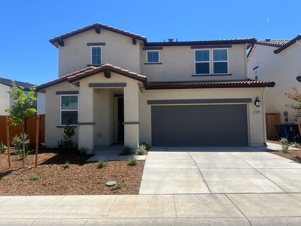 10070 Sling Wy in Sacramento, CA - Building Photo