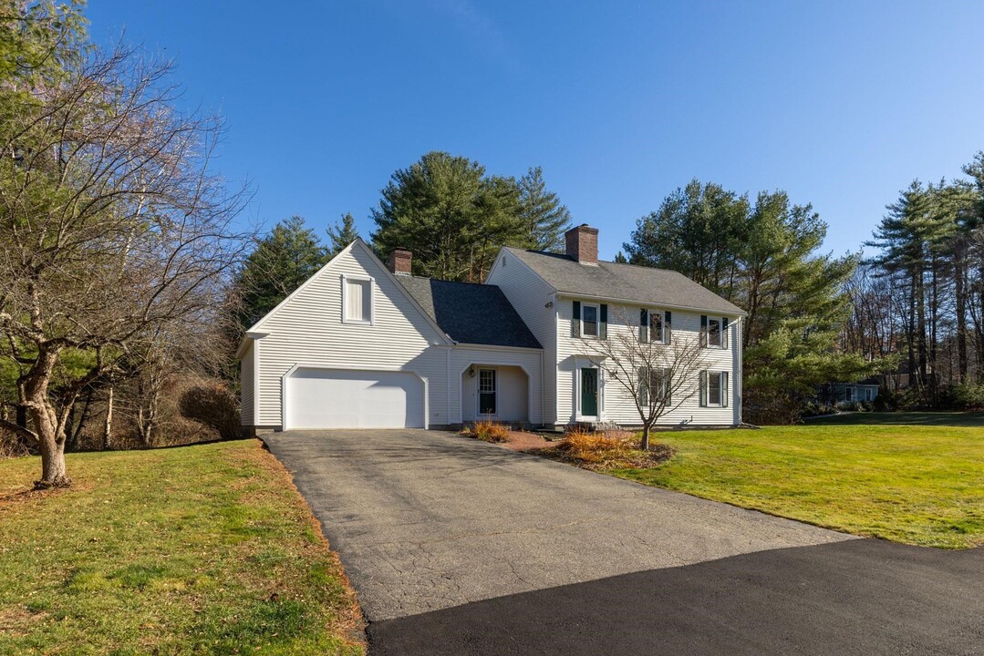 10 Tamarind Ln in Exeter, NH - Building Photo