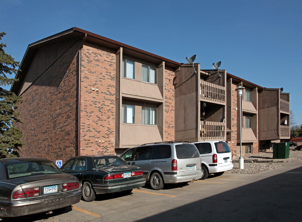 Large 2 bedroom 1 bath, updated Apartment in Hutchinson, MN - Building Photo